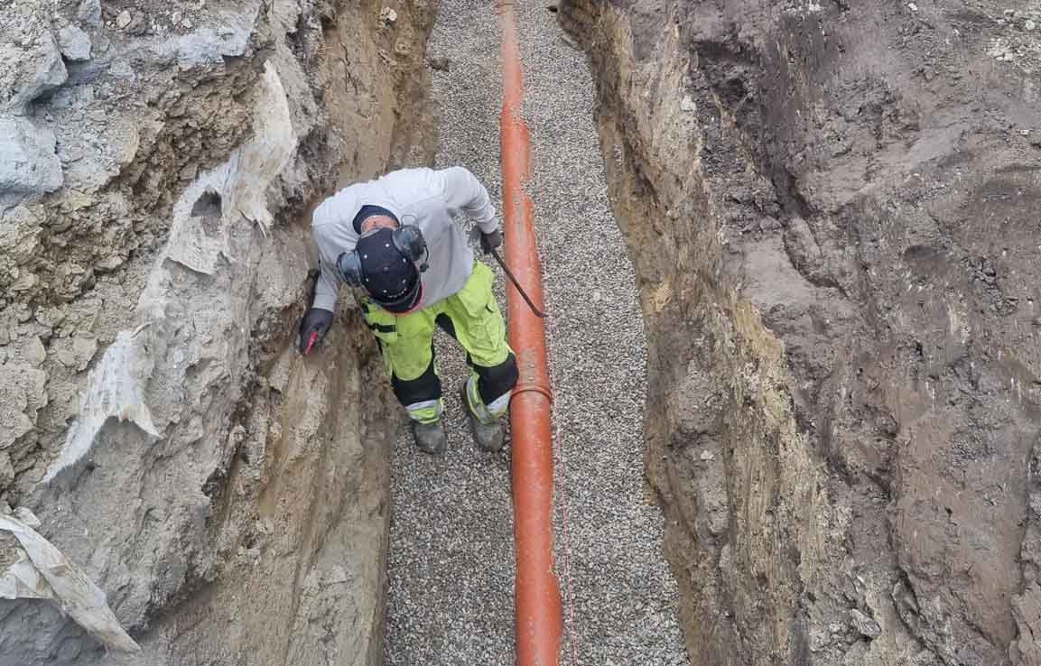Byte av rör för vatten och avlopp. Medarbetare på Cyréns i Skåne undersöker på plats.