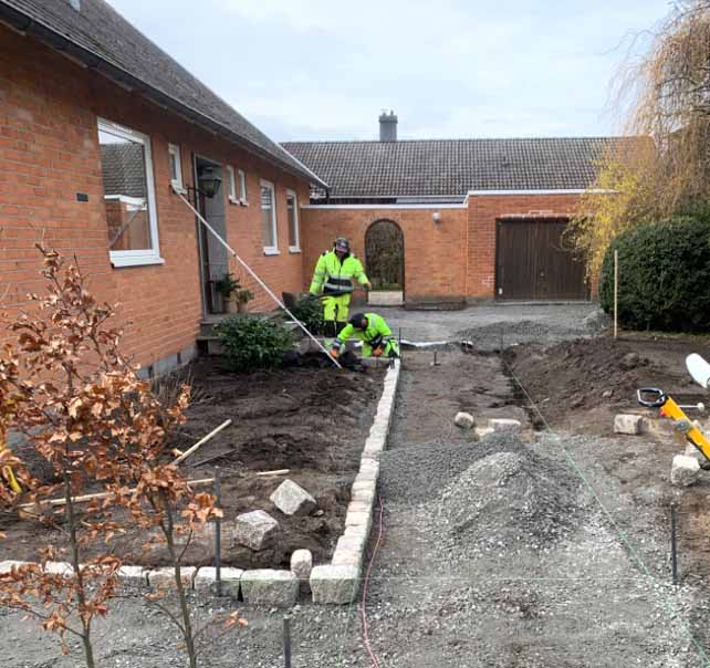 Cyréns i Skåne - Allt inom markarbete & trädgård. Grävarbete vid anläggning av gång, gräsmatta och rabatter vid privat villa