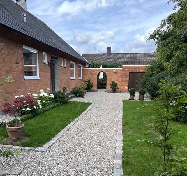 Cyréns i Skåne - Allt inom markarbete & trädgård. Grusad gång, gräsmatta och rabatter vi privat villa.